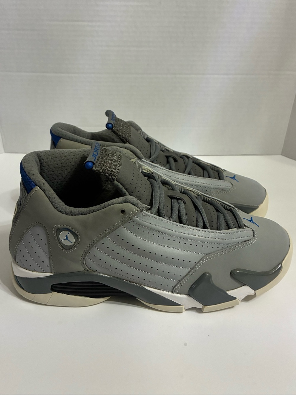 Jordan Men’s Low-Top Sneakers in Grey with Blue Jumpman - Picture 3 of 8